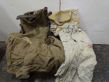 Lot de sacs, vêtements militaires et divers. Lot 