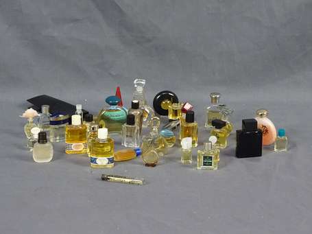 Lot de miniatures à parfum en l'état, lot non 