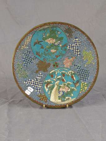 JAPON - Plat en émaux cloisonnés à décor de deux 