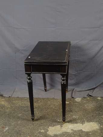 Table à jeu en bois laqué noir, le plateau en 