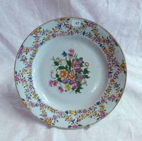 CHINE Assiette en porcelaine, décor d'une 