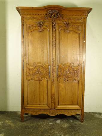 Armoire de mariage en chêne mouluré et sculpté 