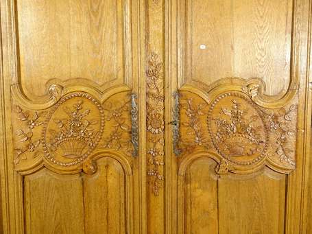 Armoire de mariage en chêne mouluré et sculpté 