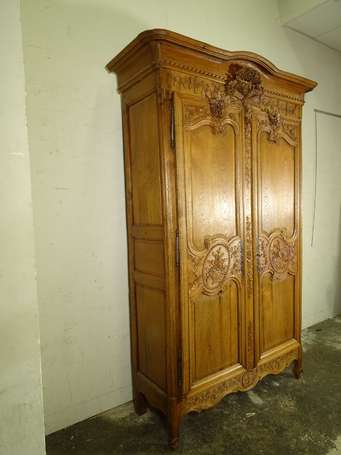 Armoire de mariage en chêne mouluré et sculpté 