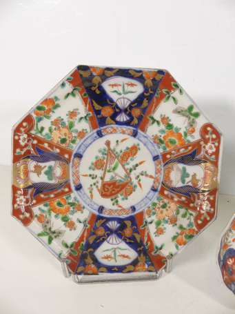 CHINE - Deux assiettes en porcelaine à pans coupés