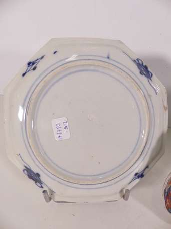 CHINE - Deux assiettes en porcelaine à pans coupés