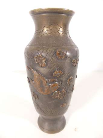 ASIE - Lot comprenant : un vase en métal patiné à 