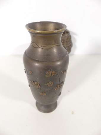 ASIE - Lot comprenant : un vase en métal patiné à 