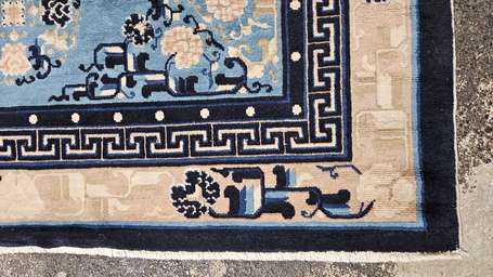 CHINE - Tapis en laine, le champ bleu à décor de 