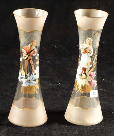 Paire de vases en verre peint et émaillé à décor 