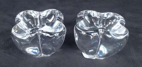 BACCARAT - Paire de bougeoirs en cristal en forme 