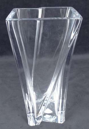 DAUM - Grand vase en cristal taillé, forme 