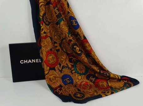 CHANEL - Foulard en soie à motif bijoux et têtes 