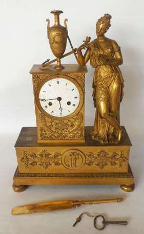Pendule en bronze doré, le cadran inclus dans une 