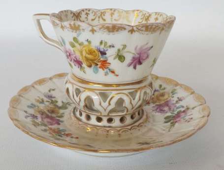 Tasse trembleuse en porcelaine à décor floral 