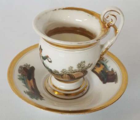 Tasse à coupe renflée en porcelaine décor de scène