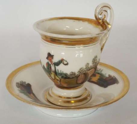 Tasse à coupe renflée en porcelaine décor de scène