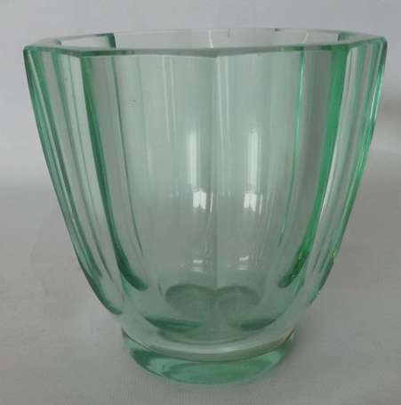 Daum Nancy Vase à pans en verre vert. Signé Circa 