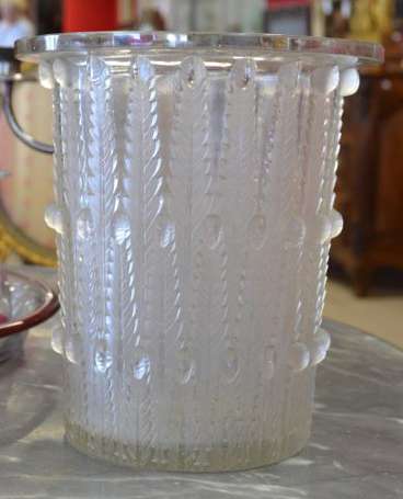 R. Lalique Vase conique en verre moulé pressé 