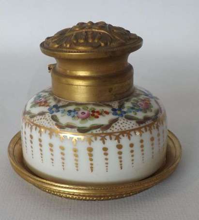 Encrier en porcelaine, décor de frises de fleurs, 