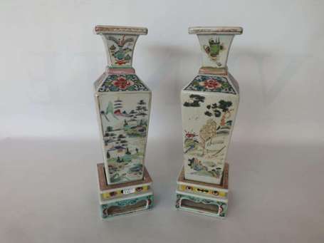 Paire de vases balustre carré en porcelaine 