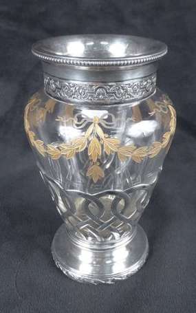 Vase en cristal gravé d'une frise de laurier 