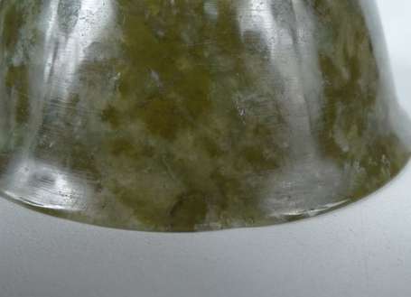 Coupelle en jade vert moucheté Chine  H. 5 cm, D. 