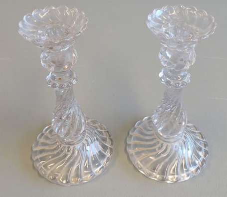 BACCARAT - Paire de bougeoirs en cristal moulé de 