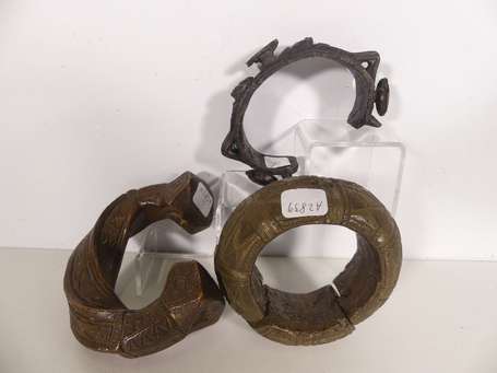 Trois anciens bracelets en bronze 'fonte à cire 