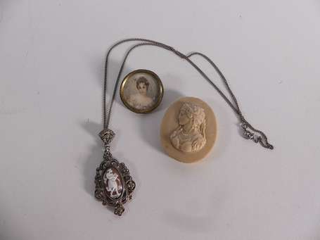 Lot de bijoux fantaisie anciens dont chaine et 