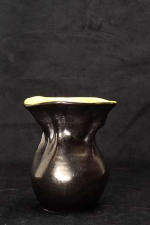 LOUVIERS - Vase de forme libre en faïence, 