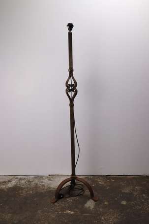 Lampadaire en fer forgé. Circa 1960. H. 145 cm