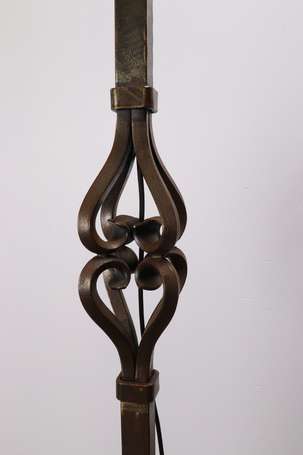 Lampadaire en fer forgé. Circa 1960. H. 145 cm