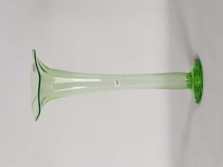 Vase cornet à col évasé polylobé en verre teinté 