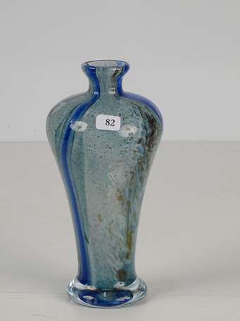Vase de forme Meiping en verre soufflé dans les 