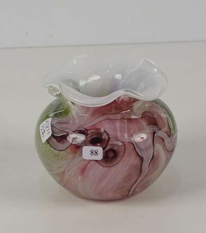 Vase boule à lèvre trilobée en verre soufflé à 