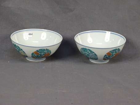 2 bols en porcelaine à décor floral en médaillon 