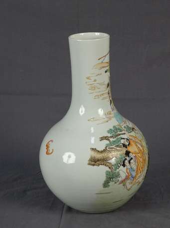 CHINE - Vase bouteille en porcelaine décor 