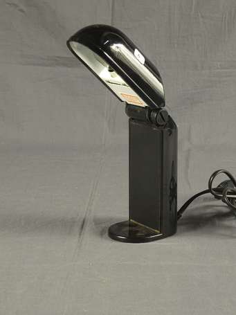 Lampe de bureau pliable en plastique noir. Circa 