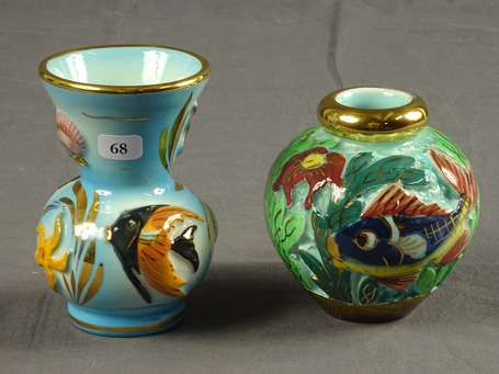 MONACO - Deux petits vases en faïence à décor 