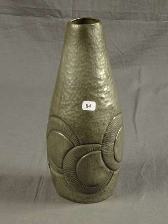 R. DELAVAU - Vase ovoïde en étain à décor 