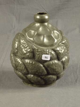 Vase boule en étain à décor en relief de 