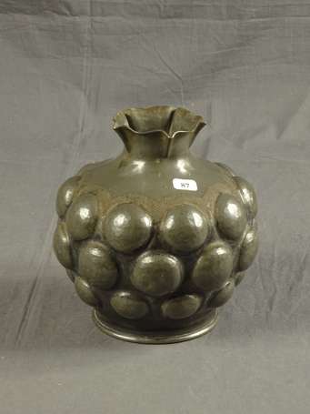 Vase boule en étain à décor de motifs géométriques