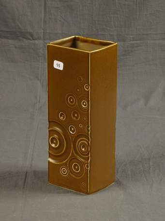 Vase en céramique brune à décor géométrique H. 23 