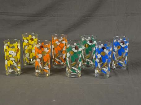 8 verres à orangeade à motifs de fleurs seventies.