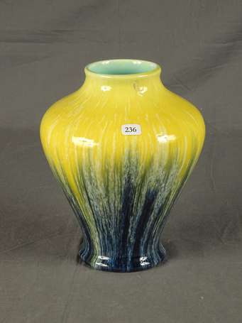 KERAMIS - Vase en faïence dégradé bleu, jaune et 