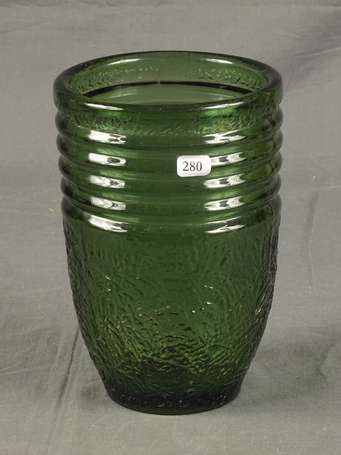 Vase en verre fumé moulé givré le col annelé H. 