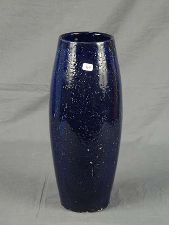 Vase fuselé en céramique émaillée bleu outremer. 