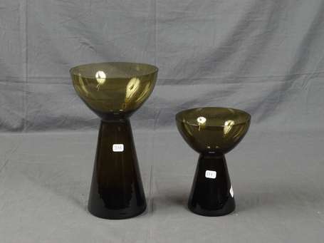 Deux vases en verre fumé H. 25,5 et 17 cm