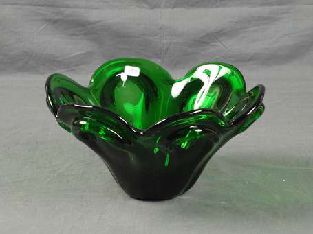 Coupe en verre moulé teinté vert en forme de fleur